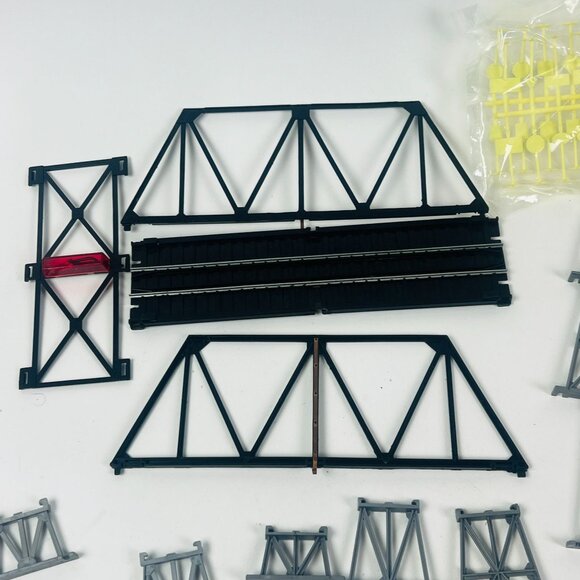 Bachmann Over & Under Blinking Bridge With 50 Bridge Supports - Picture 2 of 7